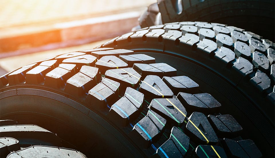 Cuide do seu bruto! Conheça os tipos de pneus e descubra o ideal para seu caminhão.