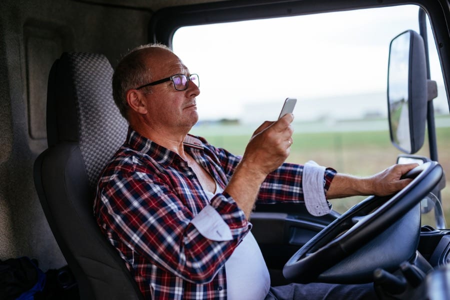 O perigo do celular ao volante e a direção defensiva