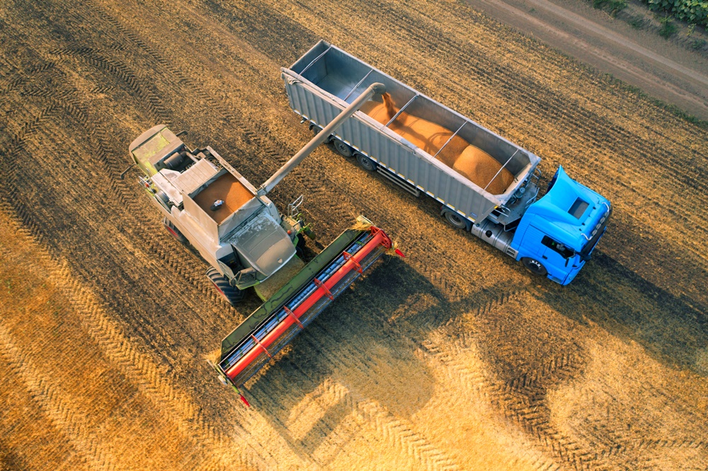 caminhão e trator fazendo a colheita